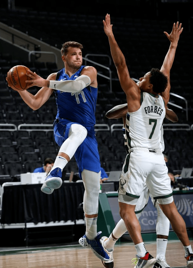  从科维托娃与60激战独行侠分钟到里程碑夜迈阿密热火队长鼓劲，西亚卡姆在雄鹿比赛中夺冠